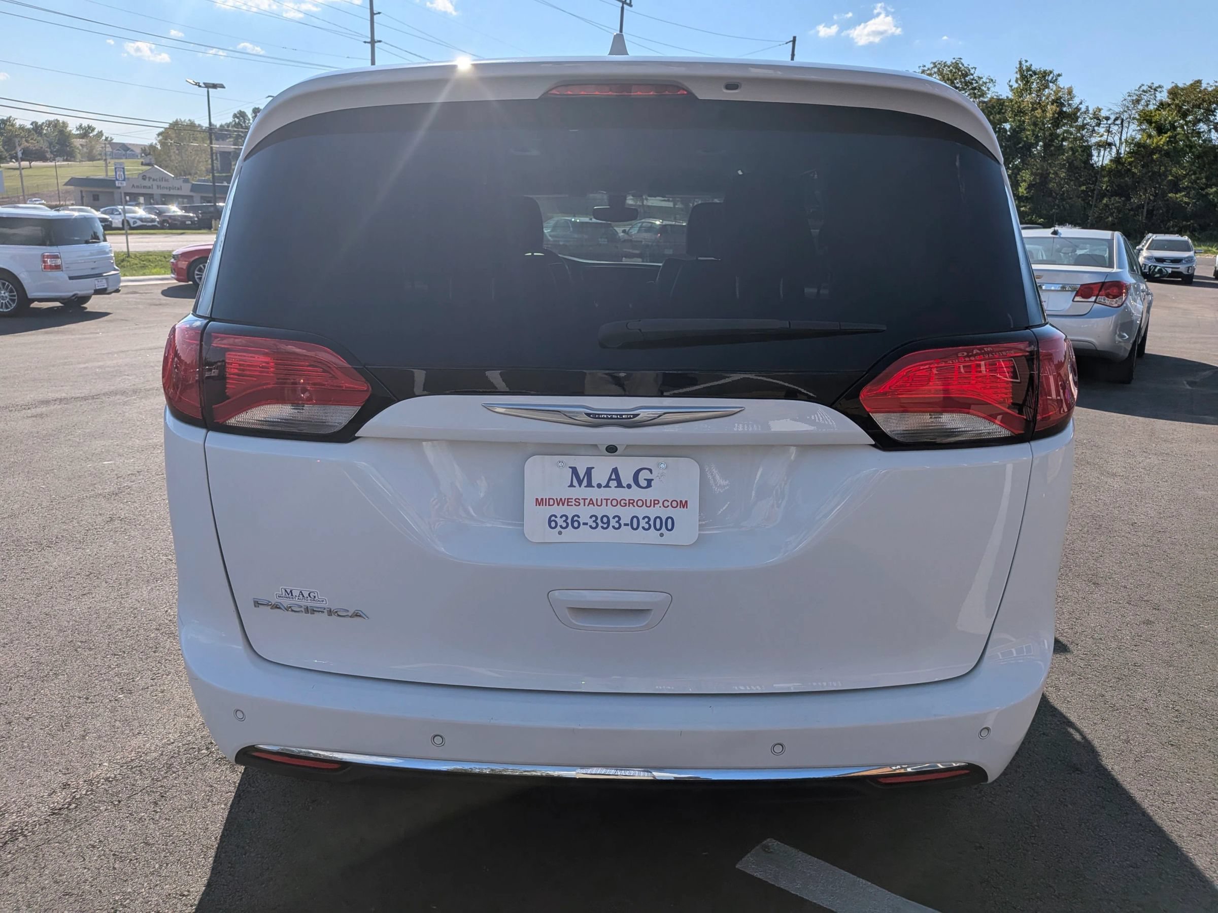 Used 2020 Chrysler Pacifica Touring-L FWD image 5