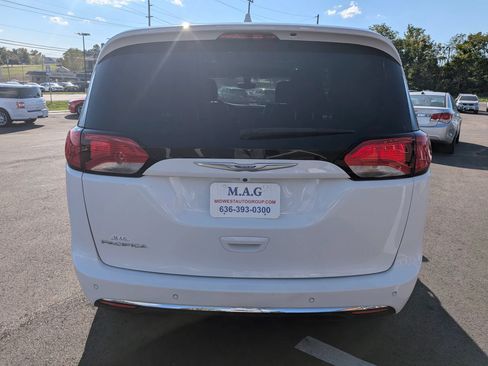 Used 2020 Chrysler Pacifica Touring-L FWD image 5