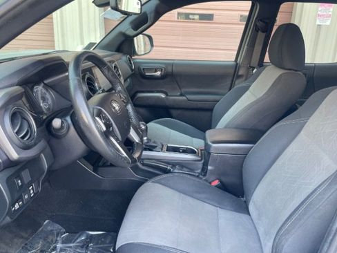 Used 2022 Toyota Tacoma TRD Off-Road image 10