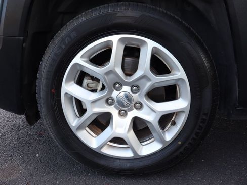 Used 2018 Jeep Renegade Latitude FWD image 40
