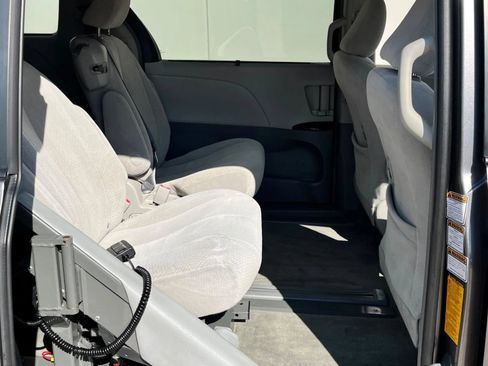 Used 2011 Toyota Sienna LE FWD image 32
