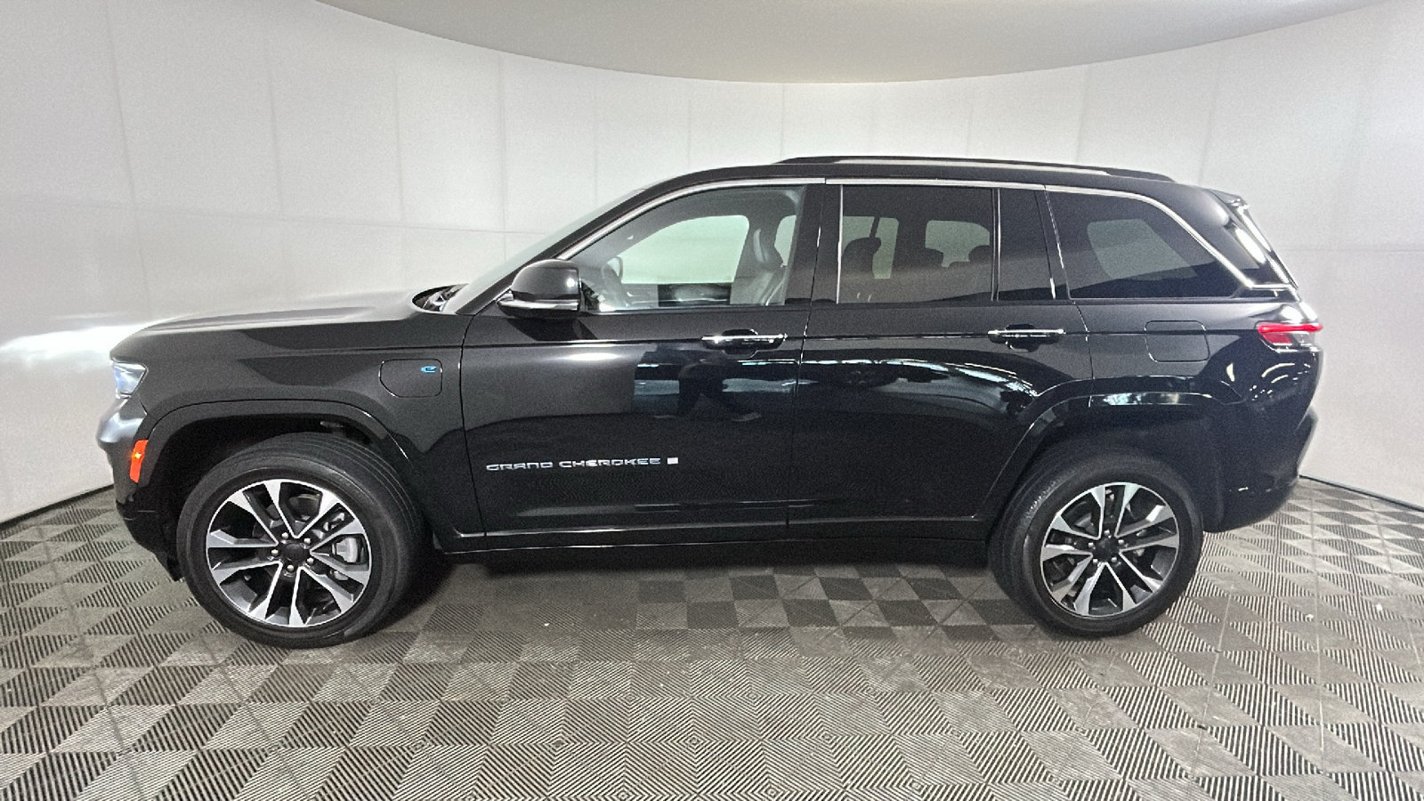 Used 2023 Jeep Grand Cherokee Overland w/ Luxury Tech Group IV AWD/4WD image 7