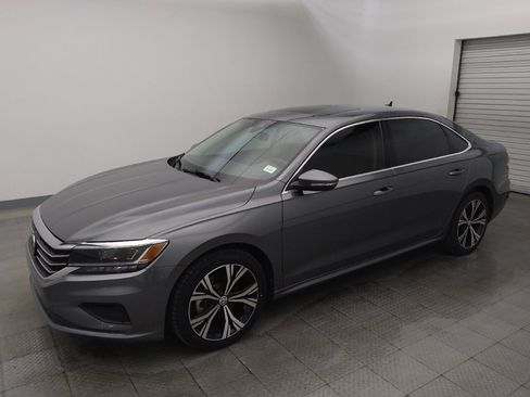 Used 2022 Volkswagen Passat 2.0T SE FWD image 2
