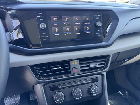 Used 2022 Volkswagen Taos SE w/ Panoramic Sunroof Package FWD image 25