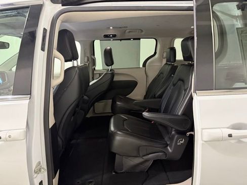 Used 2023 Chrysler Pacifica Touring-L image 22