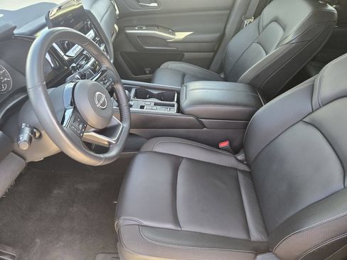 Used 2025 Nissan Pathfinder SL FWD image 18