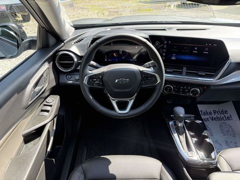 Used 2025 Chevrolet Trax ACTIV w/ Driver Confidence Package FWD image 2
