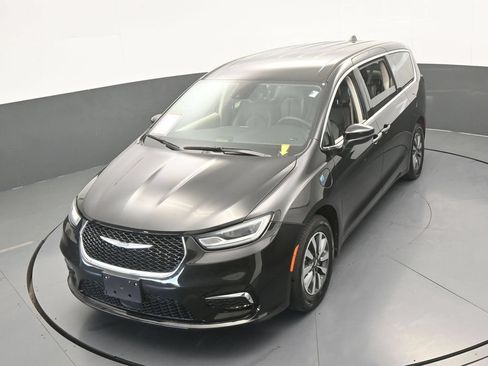 Used 2023 Chrysler Pacifica Touring-L FWD image 51