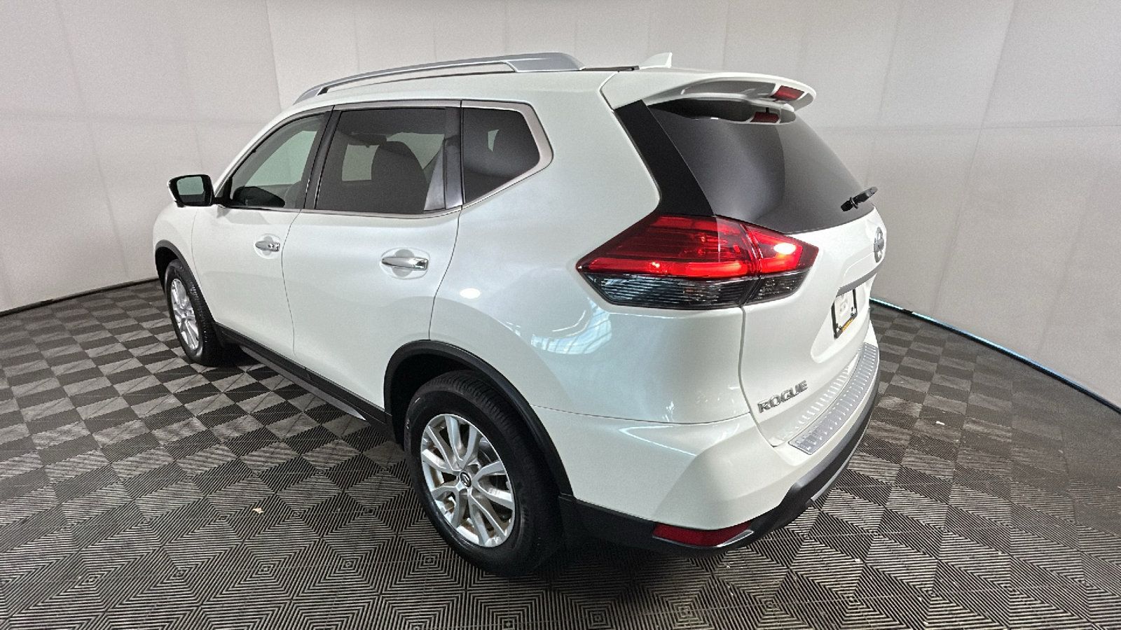 Used 2017 Nissan Rogue SV AWD/4WD image 5