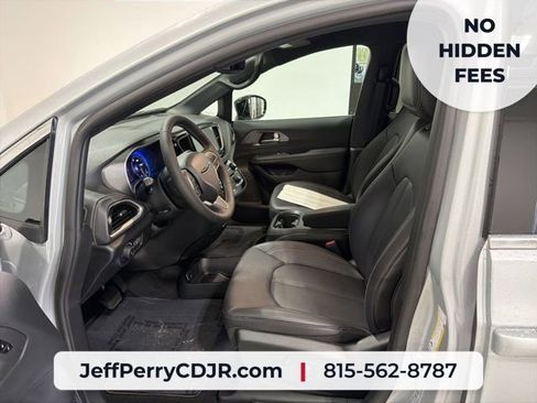 New 2026 Chrysler Pacifica Select FWD image 5
