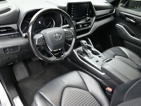 Used 2021 Toyota Highlander XSE FWD image 22