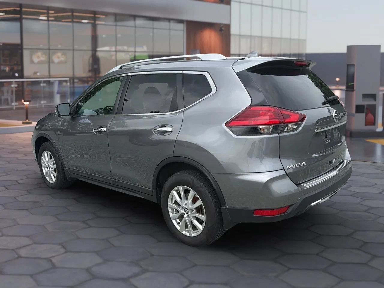 Used 2017 Nissan Rogue SV AWD/4WD image 7