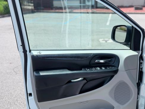 Used 2019 Dodge Grand Caravan SE w/ UConnect Hands-Free Group FWD image 11