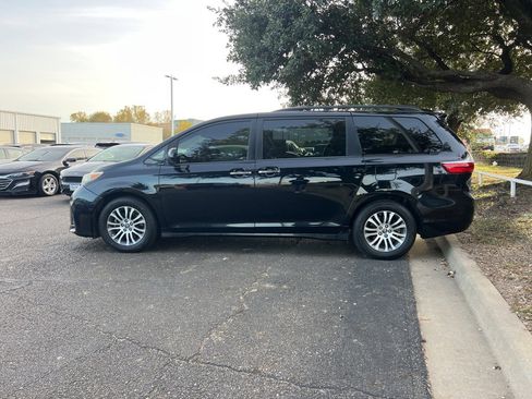 Used 2018 Toyota Sienna XLE image 4