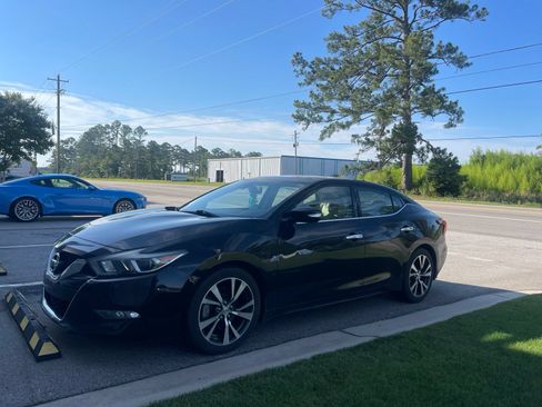 Used 2017 Nissan Maxima Platinum w/ Interior Lighting Package FWD image 4