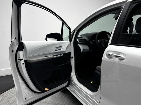 Used 2026 Toyota Sienna XLE FWD image 18