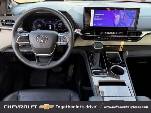 Used 2025 Toyota Sienna Platinum AWD/4WD image 12
