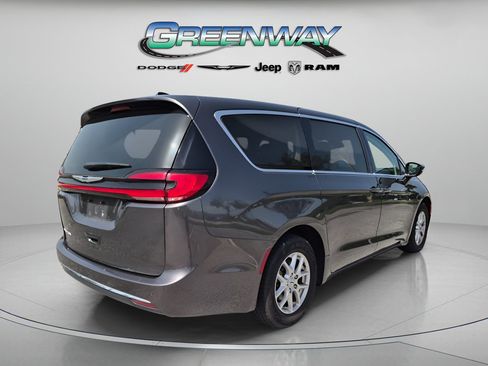 Used 2023 Chrysler Pacifica Touring-L FWD image 3