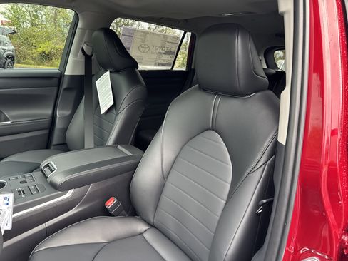 New 2026 Toyota Highlander XLE image 14