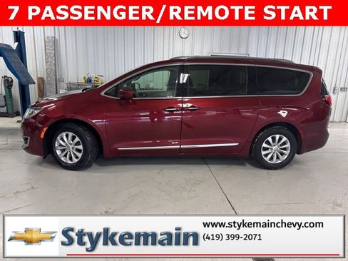 Used 2019 Chrysler Pacifica Touring-L image 2
