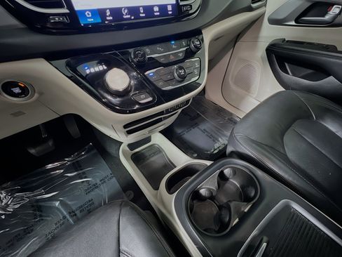 Used 2022 Chrysler Pacifica Touring-L image 25