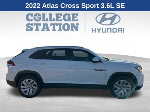 Used 2022 Volkswagen Atlas Cross Sport SE image 2