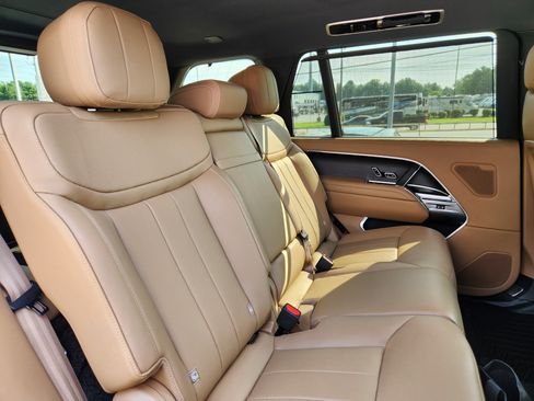 Used 2025 Land Rover Range Rover Long Wheelbase SE AWD/4WD image 15