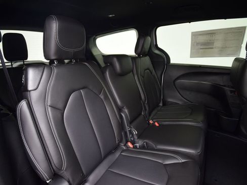 New 2026 Chrysler Pacifica Select image 18