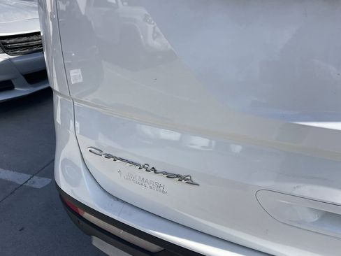 Used 2022 Kia Carnival LX w/ Paint Protection Package image 5