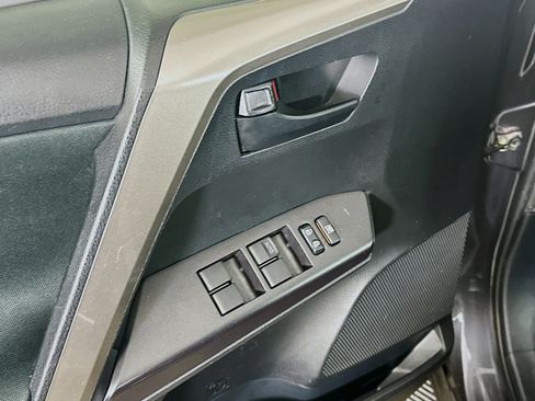 Used 2018 Toyota RAV4 LE FWD image 15