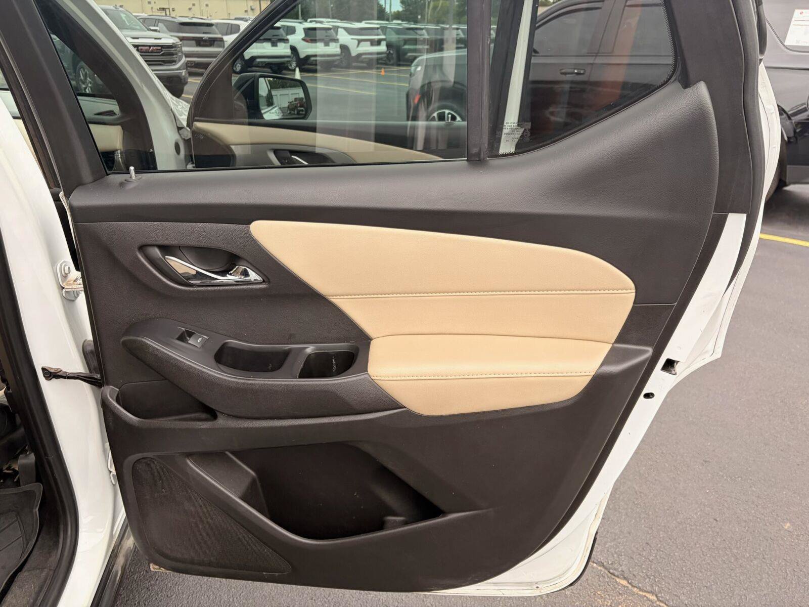 Used 2022 Chevrolet Traverse LS FWD image 26