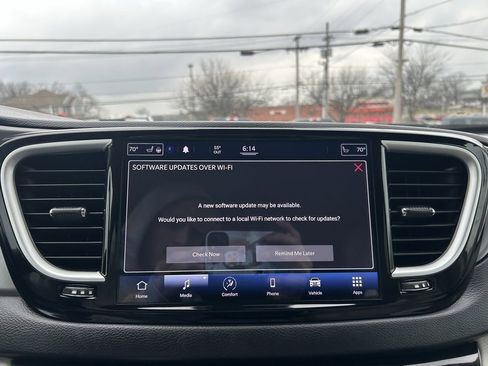 Used 2021 Chrysler Pacifica Touring-L image 22