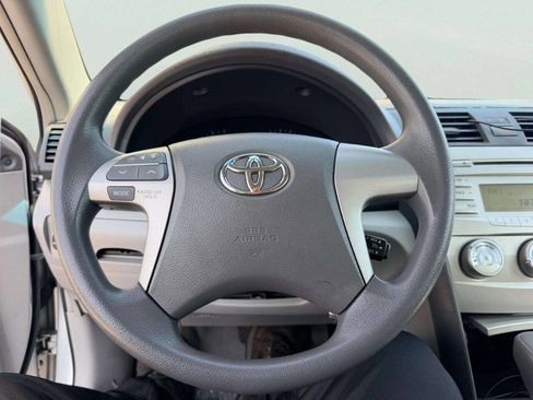 Used 2010 Toyota Camry LE FWD image 28