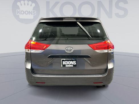 Used 2013 Toyota Sienna L w/ Towing Pkg image 5