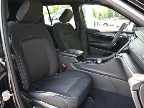 Used 2025 Jeep Grand Cherokee Laredo X w/ Luxury Tech Group I RWD image 33