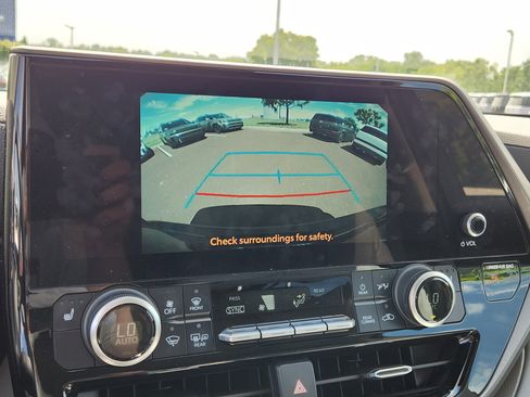 Used 2023 Toyota Highlander XLE FWD image 22
