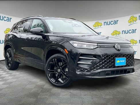 Certified 2025 Volkswagen Tiguan SE R-Line image 1