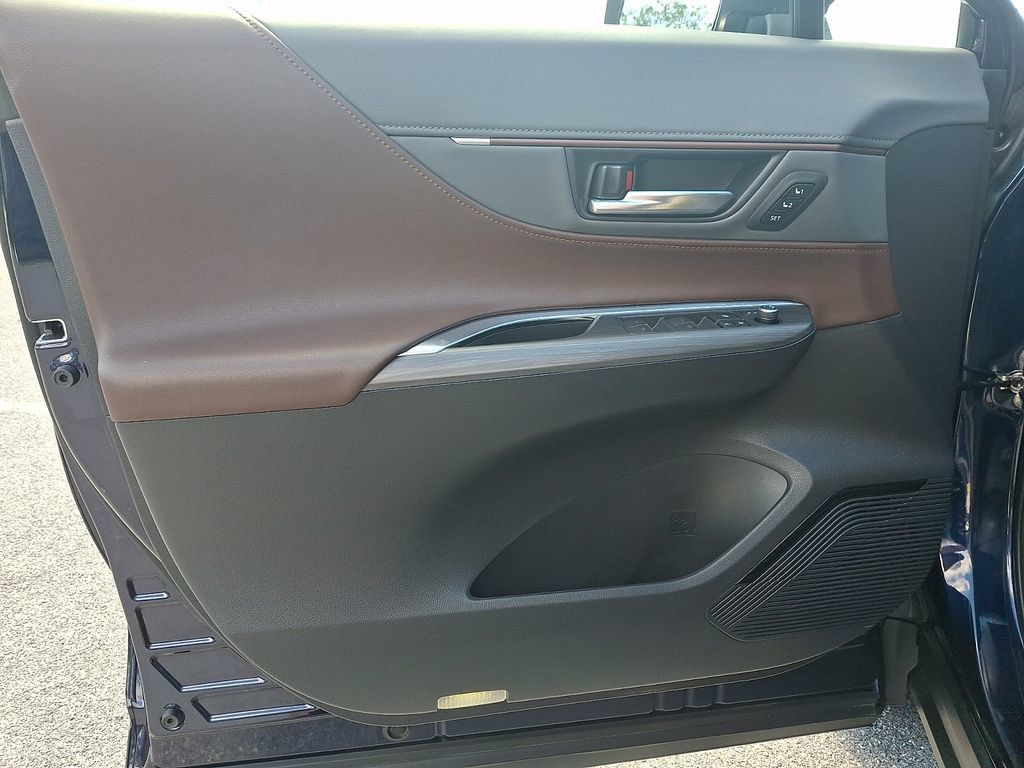 Certified 2023 Toyota Venza Limited AWD/4WD image 12