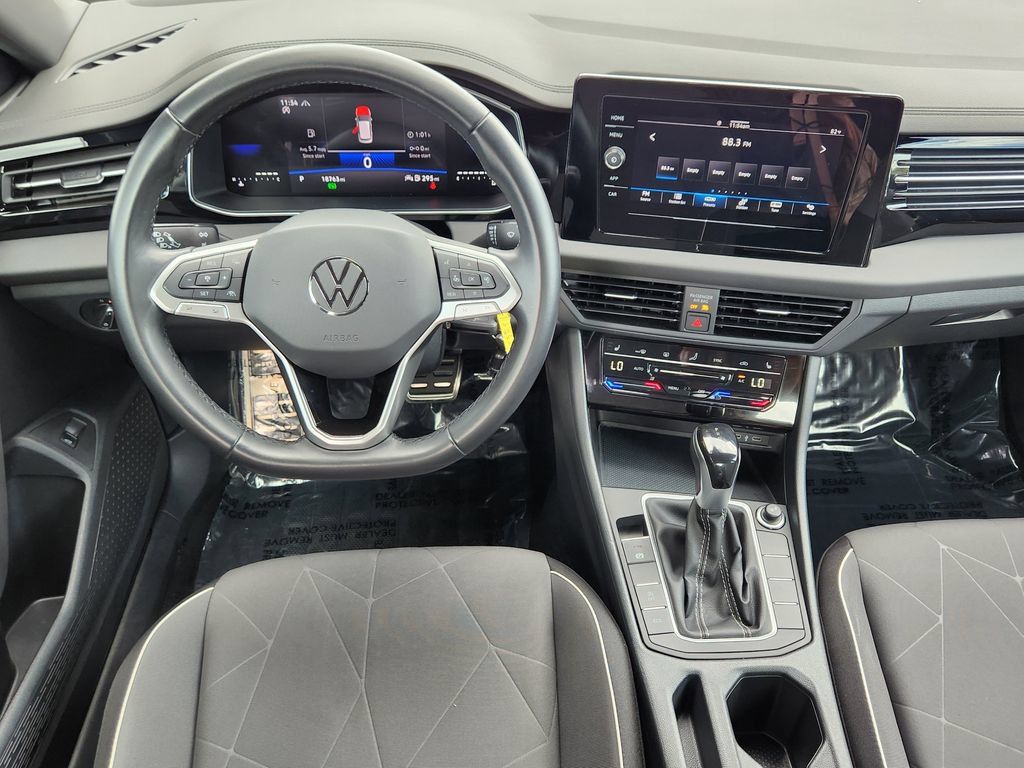 Used 2025 Volkswagen Jetta Sport FWD image 3