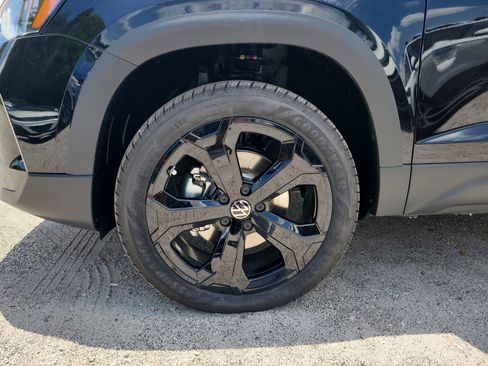 New 2025 Volkswagen Taos SEL image 10