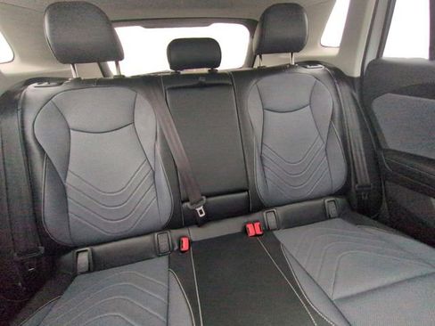 Certified 2025 Volkswagen Tiguan SE w/ Panoramic Sunroof Package image 23