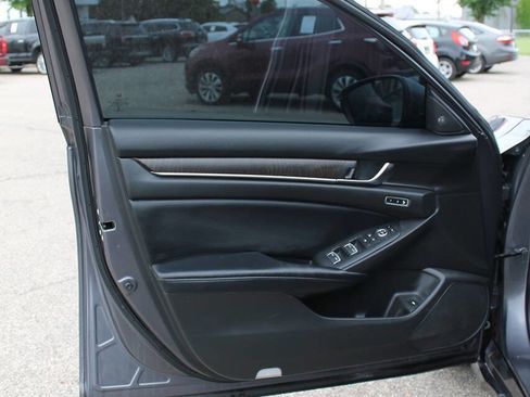 Used 2018 Honda Accord Touring image 10