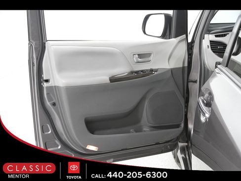 Used 2018 Toyota Sienna XLE Premium AWD/4WD image 4