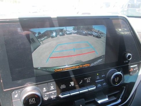 Used 2023 Toyota Highlander XLE AWD/4WD image 18