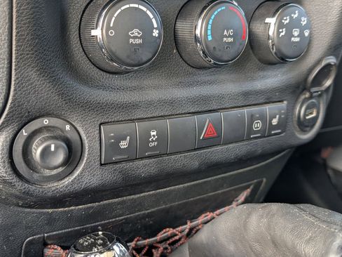 Used 2012 Jeep Wrangler Sahara image 28