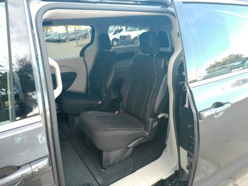Used 2023 Chrysler Voyager LX image 18