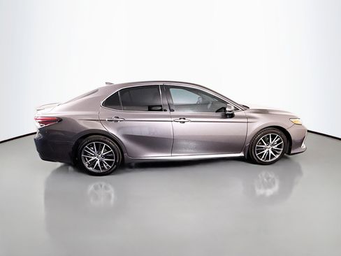 Used 2022 Toyota Camry XLE FWD image 11