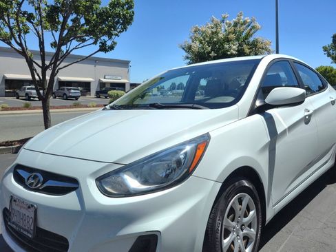 Used 2014 Hyundai Accent GLS FWD image 2