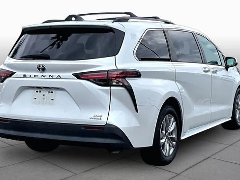 Used 2022 Toyota Sienna XLE w/ XLE Plus Package FWD image 12