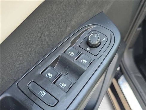 New 2026 Volkswagen Taos SE FWD image 5
